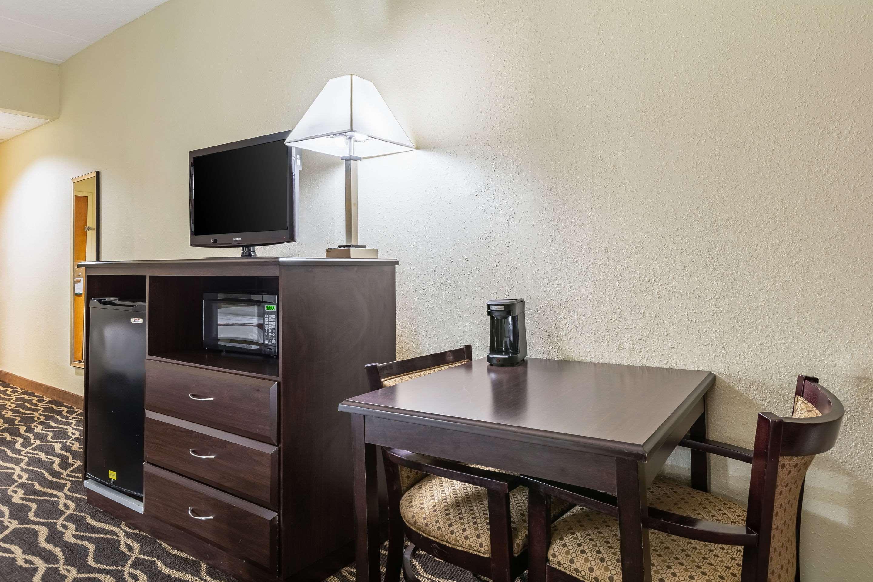 Quality Inn & Suites Southport Indianapolis Bagian luar foto