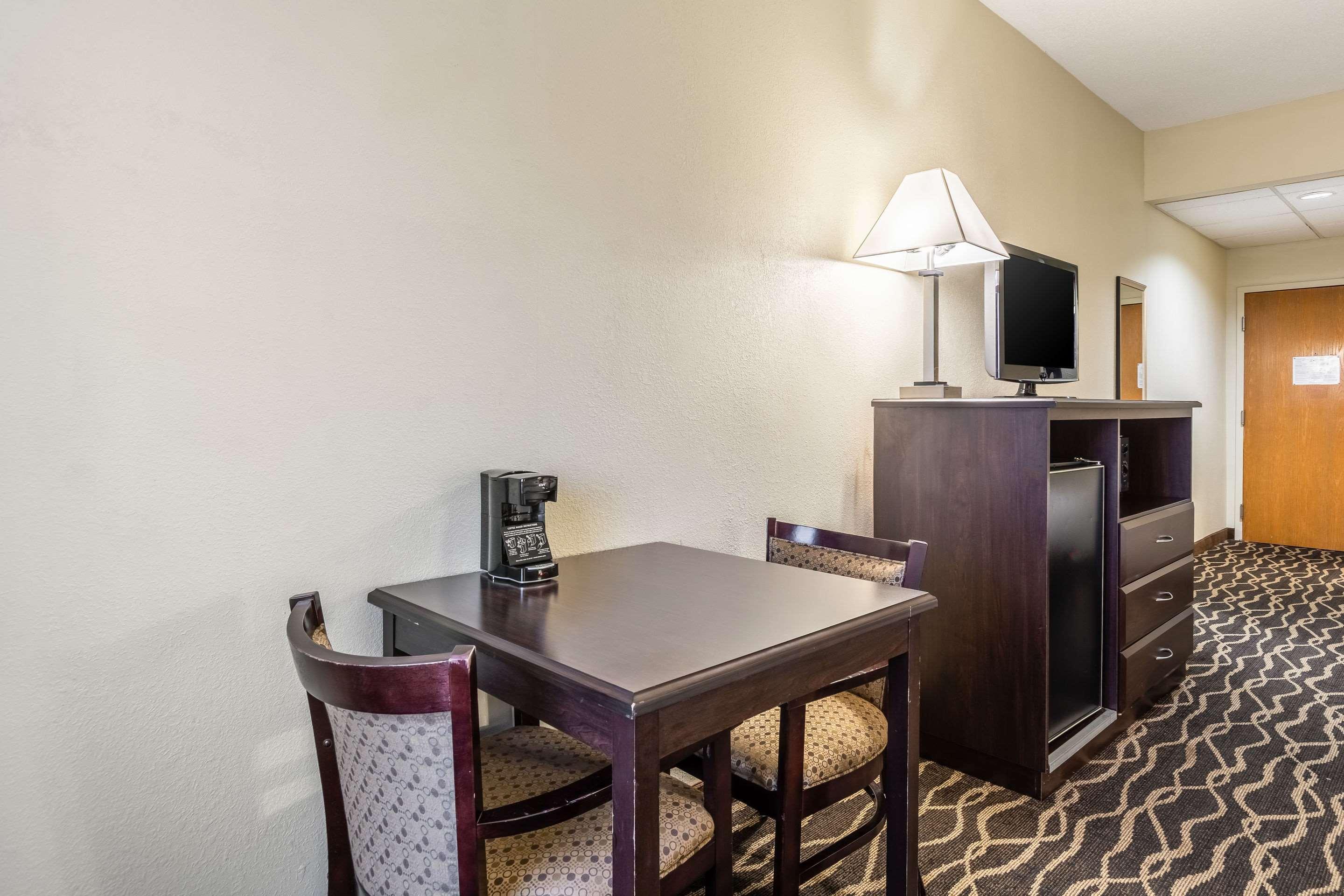 Quality Inn & Suites Southport Indianapolis Bagian luar foto