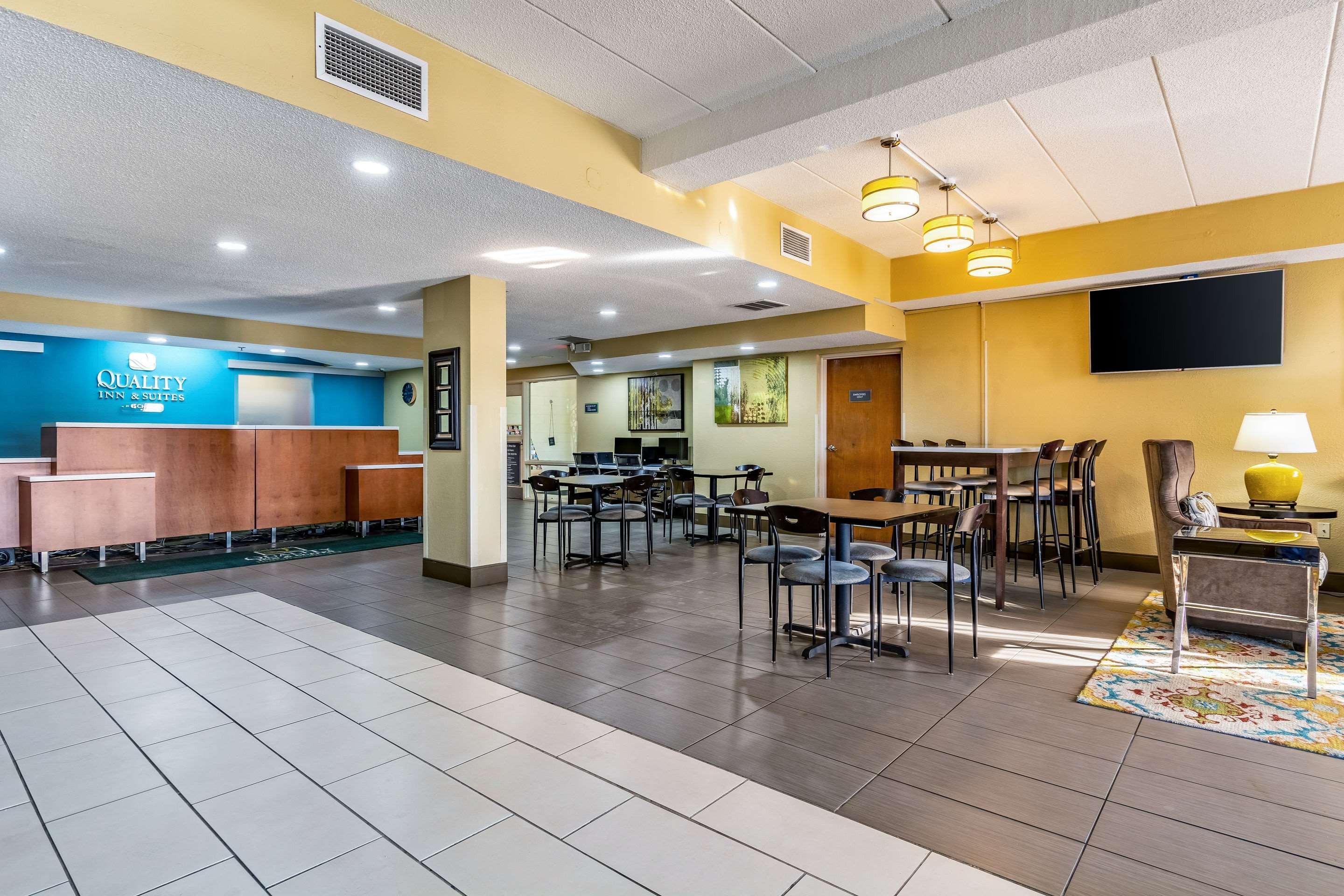 Quality Inn & Suites Southport Indianapolis Bagian luar foto
